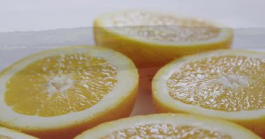 Taze limon dilimleri ışık yüzeyine yakın bir şekilde dizilerek parlak desenler oluşturur. Deniz aygırı, canlı, ferahlatıcı, meyve, sarı, doku