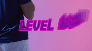 Pembe arka planda topu tutan kişi yerine metin animasyonunu yükselt. yaratıcılık, dijital, tipografi, oyun, tasarım, grafikler