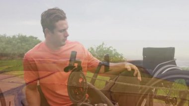 Bisiklet takımlarını ayarlamak, okyanus kenarında turuncu gömlekli bir adam ve yeşil animasyon. Bisiklet, macera, doğa, açık hava, spor, fitness