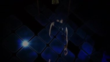 Basketbolcu soyut mavi geometrik desen animasyonu üzerinden basket atıyor. Spor, atlet, dinamik, dijital, enerjik