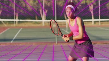 Animasyon sırasında tenis oyuncusunun topa vurduğunu gösteren dijital şebeke. Spor, atlet, teknoloji, aksiyon, hareket, arayüz