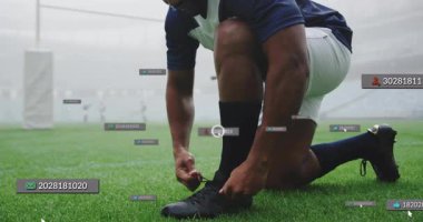 Ayakkabı bağcıklarını sahada bağlayan, animasyon veri etiketli atlet olay yerini örtüyor. Spor, teknoloji, eğitim, performans, veri analizi, fitness