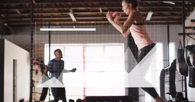 Spor salonu animasyon setinde veri grafiği olan bir kadın kutuya atlıyor. Fitness, egzersiz, eğitim, egzersiz, teknoloji, analitik