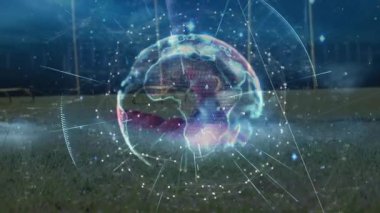 Geceleri çimenlik alan üzerinde ağ bağlantıları olan parıldayan dijital kürenin animasyonu. Teknoloji, bağlantı, yenilik, siber alan, fütüristik, çevre