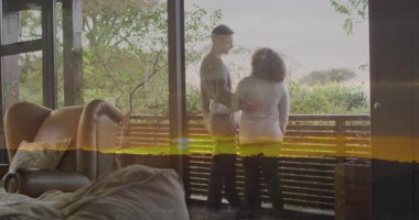 Balkonda kucaklaşan bir çift camdan manzaralı animasyon yapıyor. Romantizm, samimiyet, doğa, açık hava, ilişki, sükunet