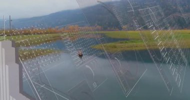 Nehir ve dağlarla örtülü huzurlu manzarayı kaplayan dijital veri grafiklerinin animasyonu. Teknoloji, yenilik, doğa, bağlantı, fütüristik, uyum