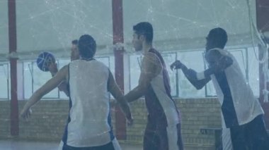 Basketbol oynayanlar, animasyon ağı bağlantıları olan sporcular sahada üst üste biniyor. Takım çalışması, işbirliği, bağlantı, teknoloji, spor, dijital