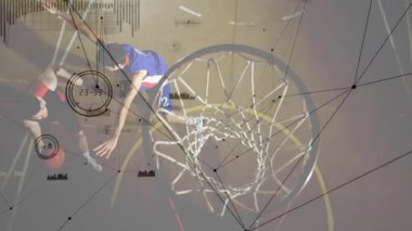 Atış basketbolu, soyut ağ bağlantıları ve veri animasyonlarıyla çevrili oyuncu. Spor, teknoloji, fütürist, dijital, yenilik, atlet