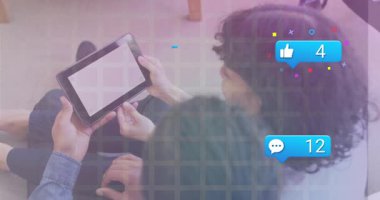 Tablet kullanılarak, insanlar animasyon örtülü sosyal medya bildirimleri alıyorlar. Dijital, teknoloji, iletişim, aygıt, bağlantı, sanal