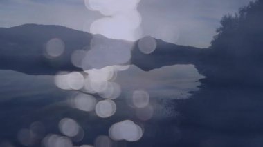 Sakin su üzerinde bokeh ışık efektleri olan sisli göl animasyonu. Huzur, sükunet, huzur, doğa, yansıma, ruhani