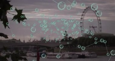 Nehir tekneleriyle şehir manzarasında bağlantılar ve veri işleme animasyonu ağı. Teknoloji, bağlantı, ağ, kentsel, dijital, yenilik