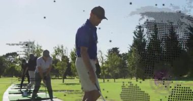 Golfçü dijital dünya animasyon sahnesiyle vurmaya hazırlanıyor. spor, teknoloji, sanal, görselleştirme, rekabet