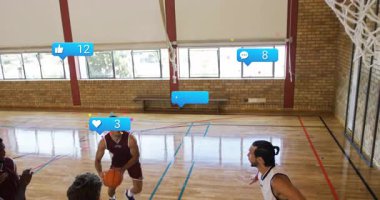 Basketbol oynamak, sosyal medya bildirisine sahip oyuncular sahneyi kapsıyor. Teknoloji, sporcular, sanal, artırılmış gerçeklik