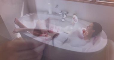 Tırnak cilası sürme, küvette el hareketleriyle dinlenen bir kadın. Rahatlama, kendine bakma, şımartma, güzellik, sağlık, manikür.