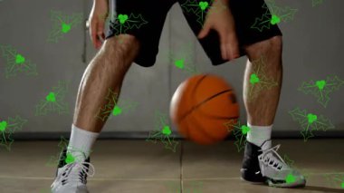 Salyalı basketbol topu, ekranda yeşil Holly yaprağı animasyonu olan kişi. Spor, hareket, oyuncu, aktivite, atletik