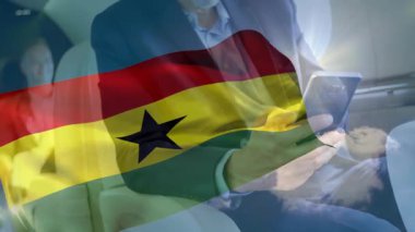 Modern ofis animasyonunda Gana bayrağı taşıyan kişi akıllı telefon kullanıyor. Teknoloji, iletişim, çok uluslu, mobil, dijital, çalışma alanı