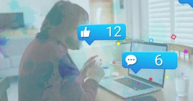 Evdeki akıllı telefonu kullanan kişi hakkında sosyal medya bilgilendirmeleri. dijital, iletişim, teknoloji, bağlantı, ağ, mesajlaşma