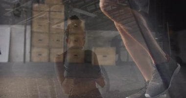 Boks hareketleri, spor salonunda arka planda tahta kutuları olan bir kadın. Fitness, antrenman, egzersiz, egzersiz, güç, atletizm