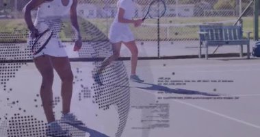 Açık havada tenis oynayan iki kadın dijital kaplama animasyonuyla. Spor, eğlence, rekabet, etkinlik