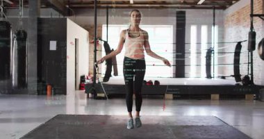 Spor salonundaki spor meraklısı dijital veri ile animasyonu örtüyor. egzersiz, atlet, eğitim, teknoloji, sağlık, egzersiz