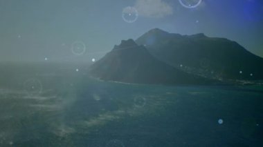 Doğadaki manzaralı dağ ve okyanus manzarasını kaplayan dijital ağ animasyonu. Teknoloji, yenilik, açık hava, bağlantı, fütüristik, çevre