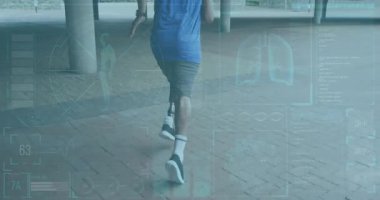 Köprü altında çalışan, sağlık verisi animasyonu şehir ortamında örtüşen bir adam. fitness, teknoloji, egzersiz, egzersiz