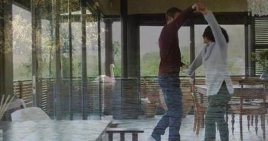 Huzurlu su yansıması animasyonunda evde neşeyle dans eden çift. Dans, mutluluk, huzur