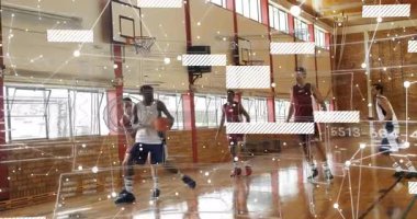 Spor salonunda, basketbol oyuncuları veri işleme animasyonu üzerinde çalışıyorlar. Spor, fitness, takım çalışması, teknoloji, eğitim, egzersiz