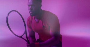 Okulda, çocuk pembe ve mor ışık efektleriyle tenis animasyonu yapıyor. yaratıcılık, tasarım, dijital sanat, eğitim, teknoloji, neon