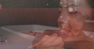 Okulda, çocuk sınıfta tablet üzerinde animasyon yaratıyor, projeye odaklanıyor. Teknoloji, eğitim, yaratıcılık, dijital, öğrenme, yenilik