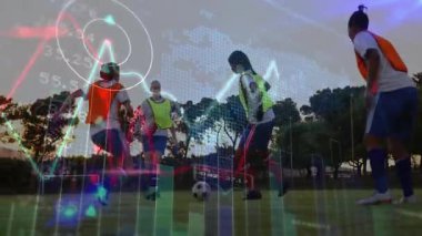 Sahada futbol antrenmanı, finansal veri grafikleri animasyonu olan oyuncular. finans, sporcular, yenilik, takım çalışması, teknoloji, performans