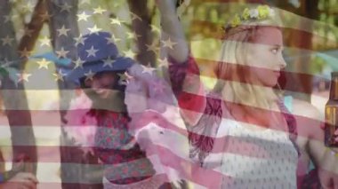 Açık havada kutlama, Amerikan bayrağı taşıyan insanlar animasyon öğeleriyle örtüşüyor. Vatanseverlik, kutlama, topluluk, beraberlik, özgürlük, birlik