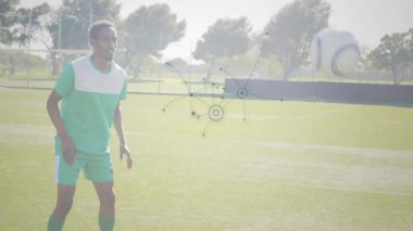 Lider futbol topu, dijital ağ animasyonu olan oyuncu sahada. Spor, futbol, teknoloji, takım çalışması, atlet, dijital dönüşüm