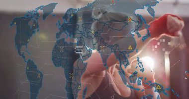 Okuldaki dijital dünya haritasının animasyonu ve veri görselleştirmesi ile etkileşim. Teknoloji, eğitim, yenilik, etkileşim, sınıf, küresel