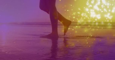 Islak kumda yürüyorum, çıplak ayakla, etrafımda parıldayan altın animasyon parçacıkları var. Plaj, rahatlama, sükunet, doğa, yalınayak, sükunet