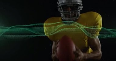 Üzerinde dijital yeşil dalga animasyonuyla koşan Amerikalı futbolcu. Spor, atlet, aksiyon, hareket, teknoloji, canlı