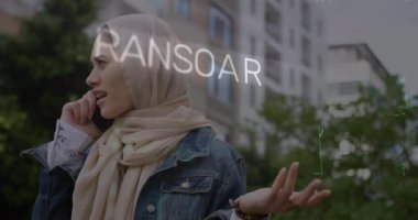 Telefonda konuşan, RANSOMWARE animasyonuyla kafiyeli bir kadın. Siber güvenlik, hackleme, dijital, teknoloji, tehdit, yazılım