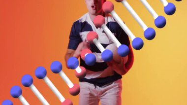 Çizgili gömlekli bir adam turuncu arka planda DNA ipliği ile poz veriyor. Genetik, biyoteknoloji, bilim, yenilik, araştırma, dijital