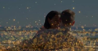 Açık hava animasyon arka planında altın parıltıları olan kucaklayan çift. Aşk, aşk, açık havada