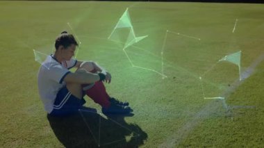 Futbolcu dijital dünya animasyonu ile sahada oturuyor. Sporcu, spor, teknoloji, konsept, yenilik, hologram