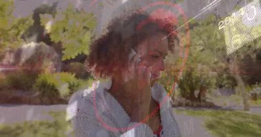 Telefondaki kadın dijital veri animasyonuyla onu örtüyor. Teknoloji, iletişim, akıllı telefon, yenilik, ağ, bağlantı