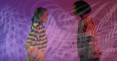 Yüz yüze, arka planda soyut ışık animasyonu olan iki kişi. Kavramsal, yaratıcılık, hayal gücü, yenilik, etkileşim, sanatsal