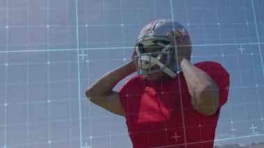 Miğfer ayarlanıyor, dijital ızgaralı futbolcu arka planda animasyon oluşturuyor. Spor, atlet, teknoloji, sanal, rekabet, oyun
