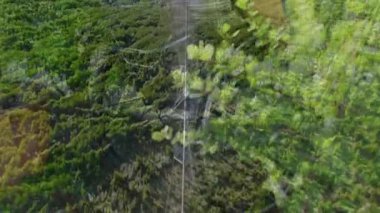 Dağlarla dolu bir arazide, yeşil yemyeşil manzarayla çevrili bir adam çalışıyor. Doğa, açık hava, manzara, tarım, tarım, yabani doğa.