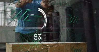 Tablet kullanılarak, animasyon ve veri örtüleriyle dijital arayüzü görüntüleyen kişi. Teknoloji, yenilik, fütüristik, analiz, sanal, ekran