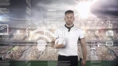 Rugby topu tutuyor, stadyumdaki dijital veri grafiklerinin animasyonunu yapan oyuncu. Spor, atlet, teknoloji, analitik, rekabet, takım çalışması