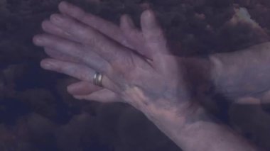 Elleri kara bulutlara kenetlenip dramatik bir animasyon etkisi yarattı. Takım çalışması, birlik, işbirliği, fırtınalı, karamsar, kavramsal