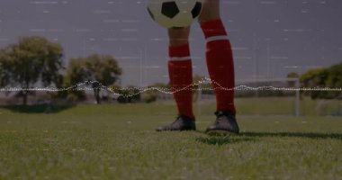 Futbolcu sahada topun ses dalgası animasyonu ile dengelenmesini sağlıyor. Spor, futbol, atlet, hareket, dijital, teknoloji