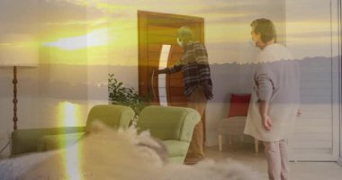 Maske takan insanlar gün batımında ziyaretçiyi çiçeklerle selamlıyor. Doğa, açık hava, misafirperverlik, bitki örtüsü, hoş geldin, illüstrasyon.