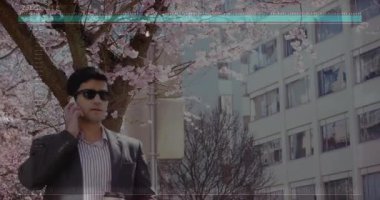 Güneş gözlüklü bir adam, kiraz çiçeklerinin altında kahve içiyor ve üzerinde veri örtüsü var. Bahar, rahatlama, doğa, teknoloji, fütüristik, huzur